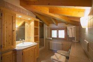 Family Apartment, Multiple Beds, 2 Bathrooms, Garden Area (Gaeta 'Bellavista') | Bathroom | Shower, rainfall showerhead, hair dryer, bidet