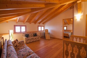Appartement Familial, plusieurs lits, 2 salles de bains, côté jardin (Gaeta 'Bellavista') | Salle de séjour