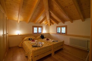 Appartamento familiare, letti multipli, 2 bagni, lato giardino (Gaeta 'Bellavista') | 3 camere, ferro/asse da stiro, Wi-Fi gratuito, lenzuola