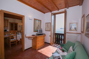 Appartement familial, Plusieurs lits, 2 salles de bains, côté jardin (Gaeta 'Bellavista') | Salle de séjour | Téléviseur de 18 po avec télévision numérique, planchers chauffants