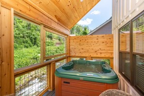 Outdoor spa tub