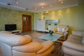 Suite | Living area - Hotel Mayak - Om Building (Omsk)