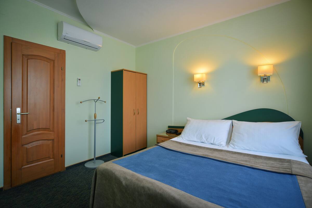Junior Suite | 1 bedroom, minibar, desk, laptop workspace