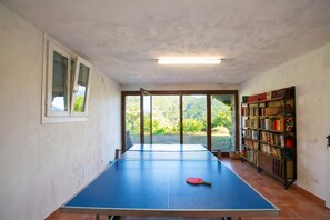 Perhehuvila, 2 makuuhuonetta, mikroaaltouuni, vuorten lähellä (Villa Il Castagno) | Pelihuone