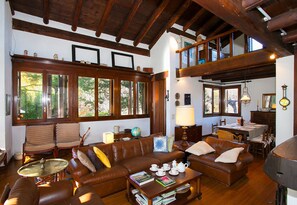 Villa familiare, camere multiple, lato montagna (Villa Il Castagno) | Area soggiorno | TV a schermo piatto 21 pollici con canali via cavo, TV, impianto stereo