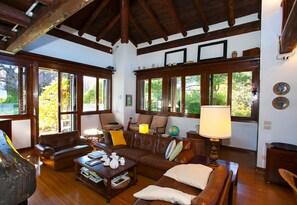 Villa familiare, camere multiple, lato montagna (Villa Il Castagno) | Area soggiorno | TV a schermo piatto 21 pollici con canali via cavo, TV, impianto stereo