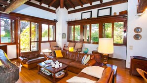 家庭别墅, 2 间卧室, 微波炉, 山腰 (Villa Il Castagno) | 起居区 | 21-英寸电视 （配备数码频道）、立体声音响