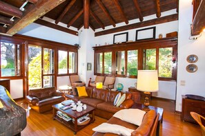 Villa Familiale, 2 chambres, four à micro-ondes, côté montagne (Villa Il Castagno) | Coin séjour
