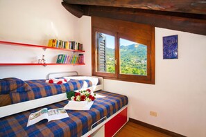 Villa familiale, 2 chambres, four à micro-ondes, côté montagne (Villa Il Castagno) | 2 chambres, fer et planche à repasser, Wi-Fi (supplément)