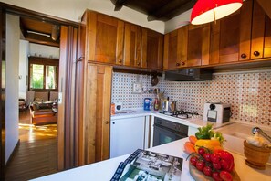 家庭別墅, 多間臥室, 山間 (Villa Il Castagno) | 私人廚房 | 微波爐、烤箱、爐台、咖啡機/沖茶器