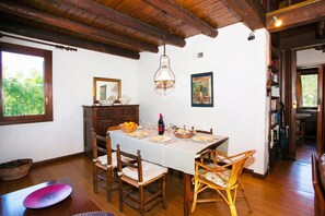 Villa familiale, 2 chambres, four à micro-ondes, côté montagne (Villa Il Castagno) | Restauration