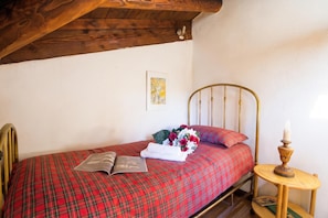 Family Villa, 2 Bedrooms, Microwave, Mountainside (Villa Il Castagno) | 2 bedrooms, iron/ironing board, WiFi (surcharge), bed sheets