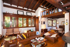 Villa familiale, 2 chambres, four à micro-ondes, côté montagne (Villa Il Castagno) | Aire de séjour | Téléviseur de 21 po avec télévision numérique, chaîne audio
