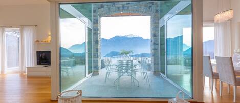 Villa, 5 Schlafzimmer, eigener Pool, Seeblick | Terrasse/Patio