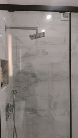 Haartrockner, Handtücher, Seife, Toilettenpapier