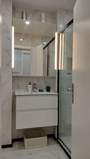 Hair dryer, towels, soap, toilet paper - Seafront apartment with pool (Costa da Caparica.)