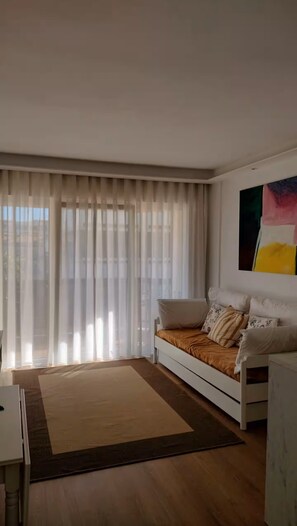 Living area - Seafront apartment with pool (Costa da Caparica.)