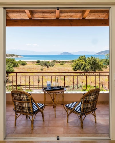 Seaside Aqua Bliss & Serenity with Private Pool