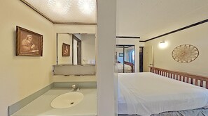 Condo, 2 Bedrooms