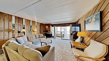 Condo, 3 Bedrooms | Living room