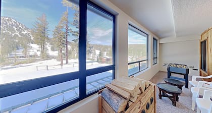 Two Bedroom Units at 1849 Condos with 3 Hot Tubs & Slopeside
