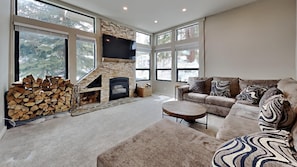 Appart'hôtel, 2 chambres | Coin séjour | Télévision, cheminée