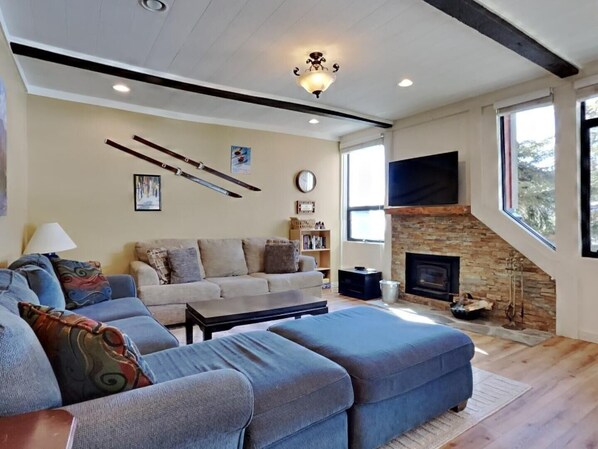Condo, 2 Bedrooms | Living area