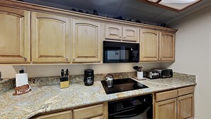Condo, 2 habitaciones | Cocina privada | Refrigerador, horno, cafetera y tetera y tostadora 