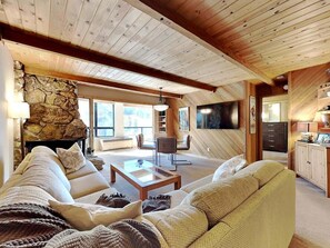 Condo, 2 chambres | Aire de séjour