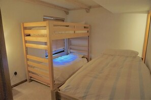 Apartment, 2 Schlafzimmer | 2 Schlafzimmer, laptopgeeigneter Arbeitsplatz, kostenloses WLAN