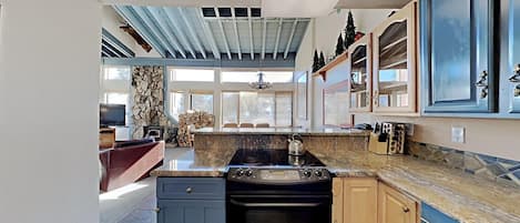 Condo, 4 Bedrooms | Private kitchen