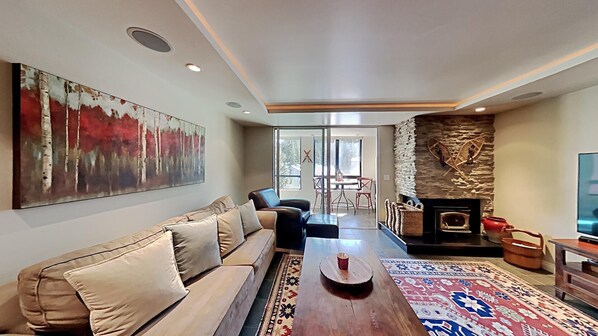 Condo, 2 habitaciones | Área de sala de estar