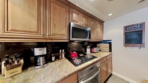 Condo, 2 habitaciones | Cocina privada | Refrigerador, horno, cafetera y tetera y tostadora 