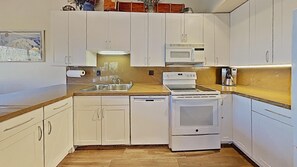 Condo, 4 Bedrooms | Private kitchen