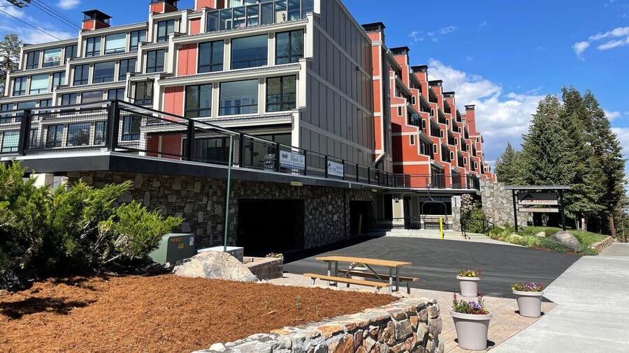 Spacious 3 Bed 3 Bath Condo with 3 Spas and Great View - Just Steps Away from Ski Adventure! by RedAwning