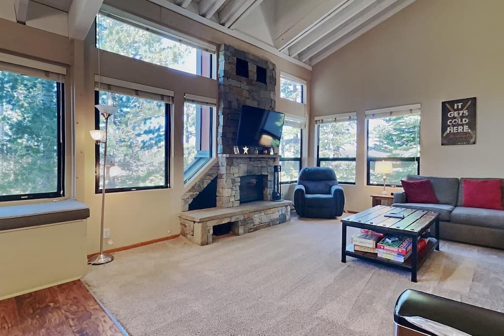 Family Friendly Spacious Mountain 4 Bedroom Condo - Closest to Canyon Lodge! by RedAwning - Mammoth Mountain, CA