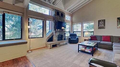 Family Friendly Spacious Mountain 4 Bedroom Condo - Closest to Canyon Lodge! by RedAwning