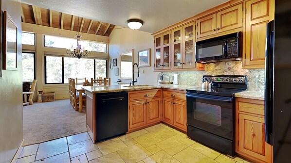 Condo, 3 Bedrooms | Private kitchen