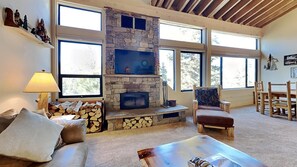 Condo, 3 chambres | Aire de séjour