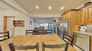 Appart'hôtel, 2 chambres | Cuisine privée | Réfrigérateur, four, cafetière/bouilloire, grille-pain