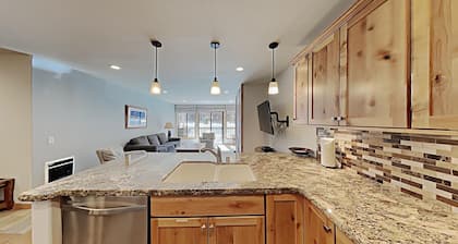 One Bedrooms At Snowbird Condos Slopeside - Free Wifi & Assigned Parking!