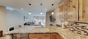 One Bedrooms At Snowbird Condos Slopeside - Free Wifi & Assigned Parking!