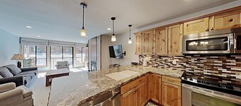 Stay mountainside! One Bedroom Condo Just Steps to the Mountain and 1 Mile to the Village at Mammoth by RedAwning