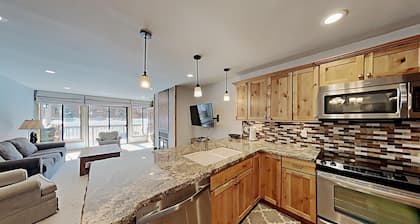 Stay mountainside! One Bedroom Condo Just Steps to the Mountain and 1 Mile to the Village at Mammoth by RedAwning