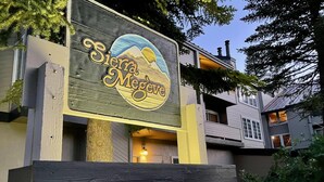 Un letrero de madera con el texto "Sierra Megge" y un dibujo de una montaña.
