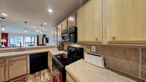 Διαμέρισμα (Condo), 2 Υπνοδωμάτια | Ιδιωτική κουζίνα | Ψυγείο, φούρνος, βραστήρας για καφέ/τσάι, φρυγανιέρα