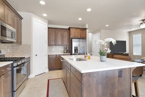 House, 4 Bedrooms | Private kitchen