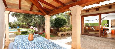 تناول الطعام بالخارج