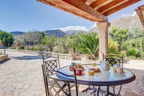 تناول الطعام بالخارج