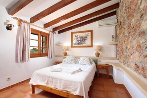4 bedrooms, in-room safe, iron/ironing board, bed sheets